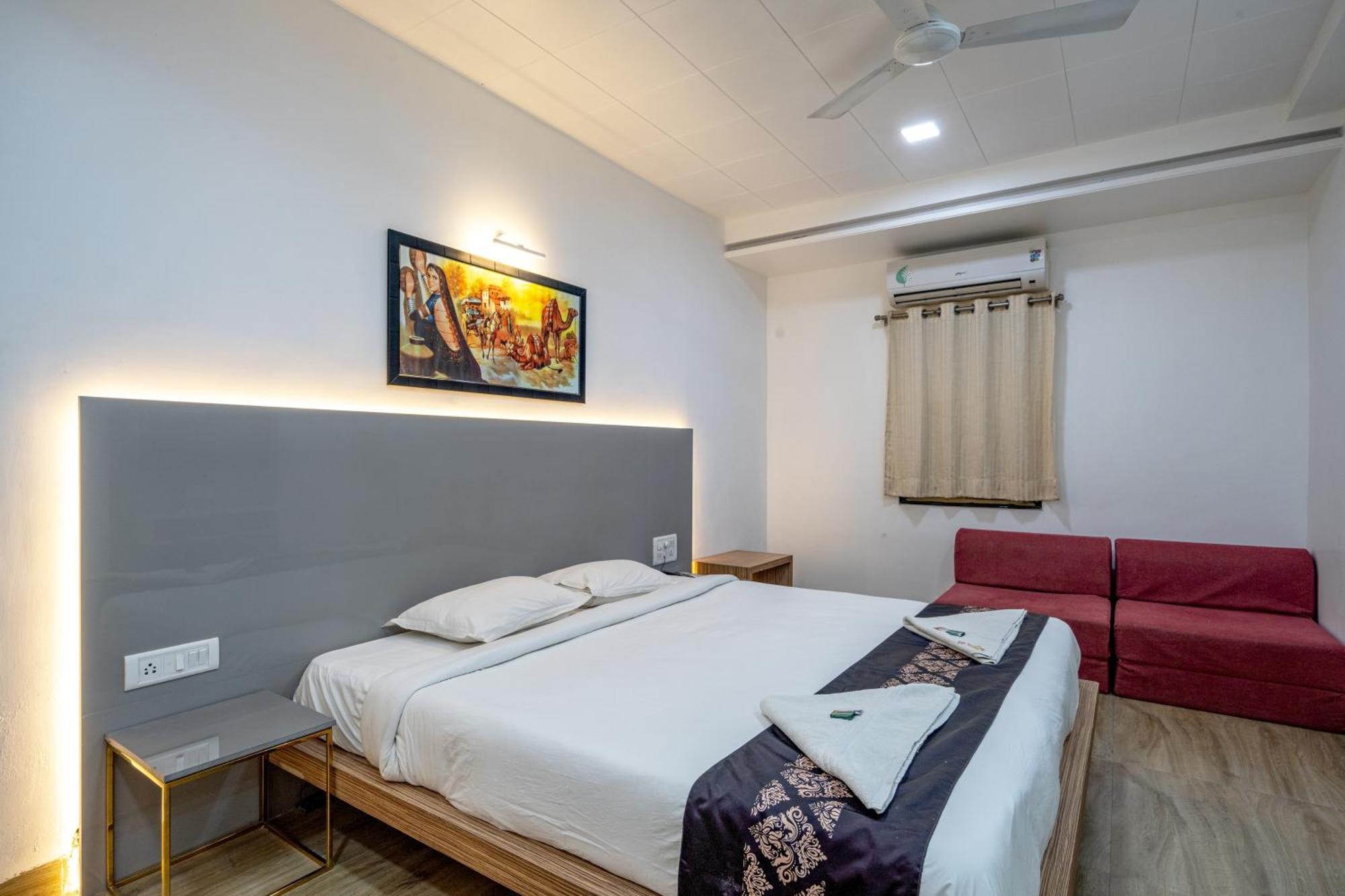 Hotel Darshan Executive Tuljapur Exterior foto